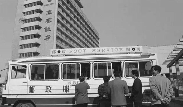物流界最会花钱的国企开玩笑地说,中国邮政在90年代就是个"吃软饭"的.