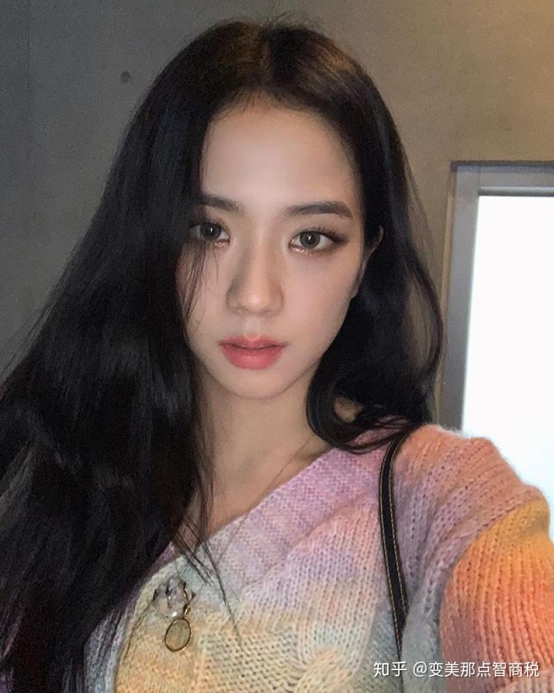 jisoo的眼睛又大又细长,除了本质相当好外,大家也可以发现她非常喜欢