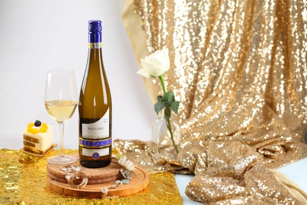 没什么比一杯冰镇的白葡萄酒,更适合夏天! | 富隆酒业