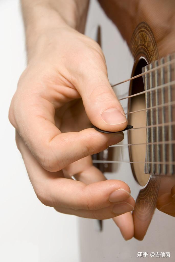 吉他拨片扫弦的手法图片
