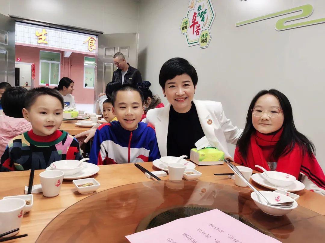 亚明联合中国莆田sos儿童村党支部开展主题党日暨新春送暖活动