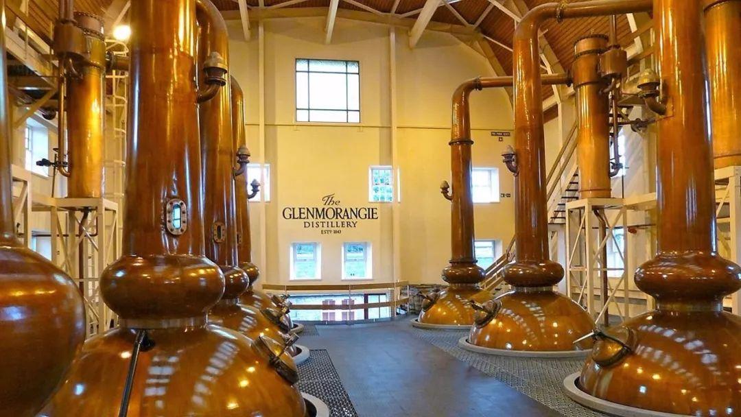 格兰菲迪(glenfiddich)酒厂既有采用球型装置的蒸馏器,也有采用束腰