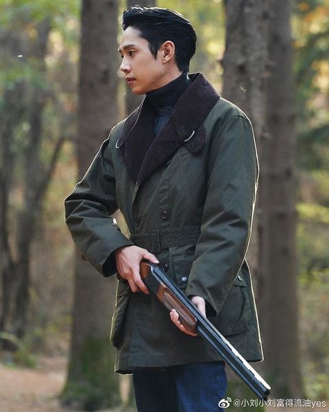 愤怒,颓废表现得淋漓尽致,一时间令人忘记之前那位杀人不眨眼的美男子