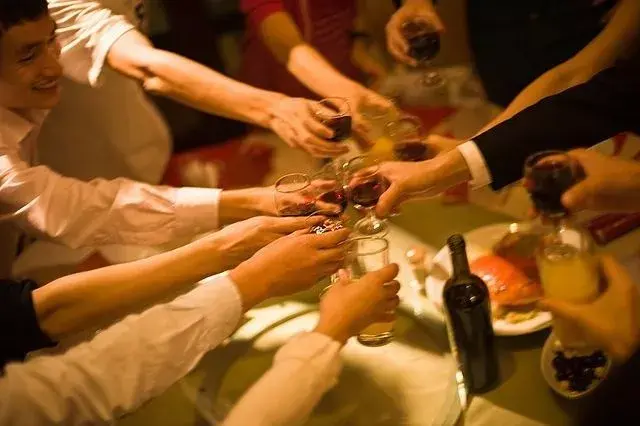 西方人祝酒时说的