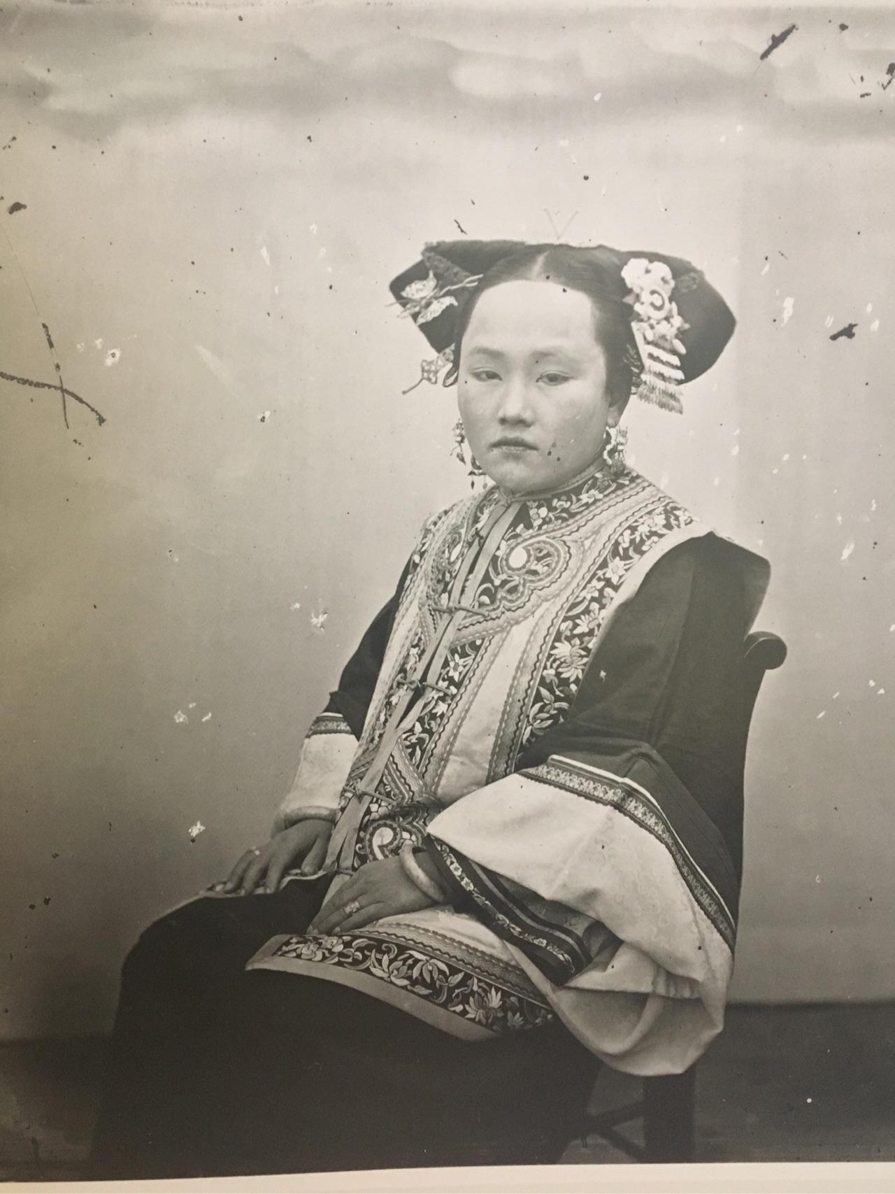 看到清代的老照片,为什么上面的名妓和嫔妃都那么丑?