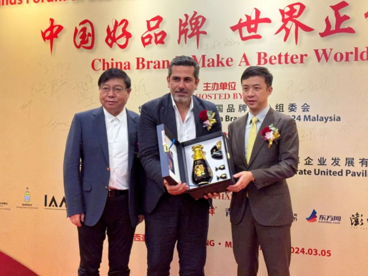 青花郎与华为飞鹤一起获奖