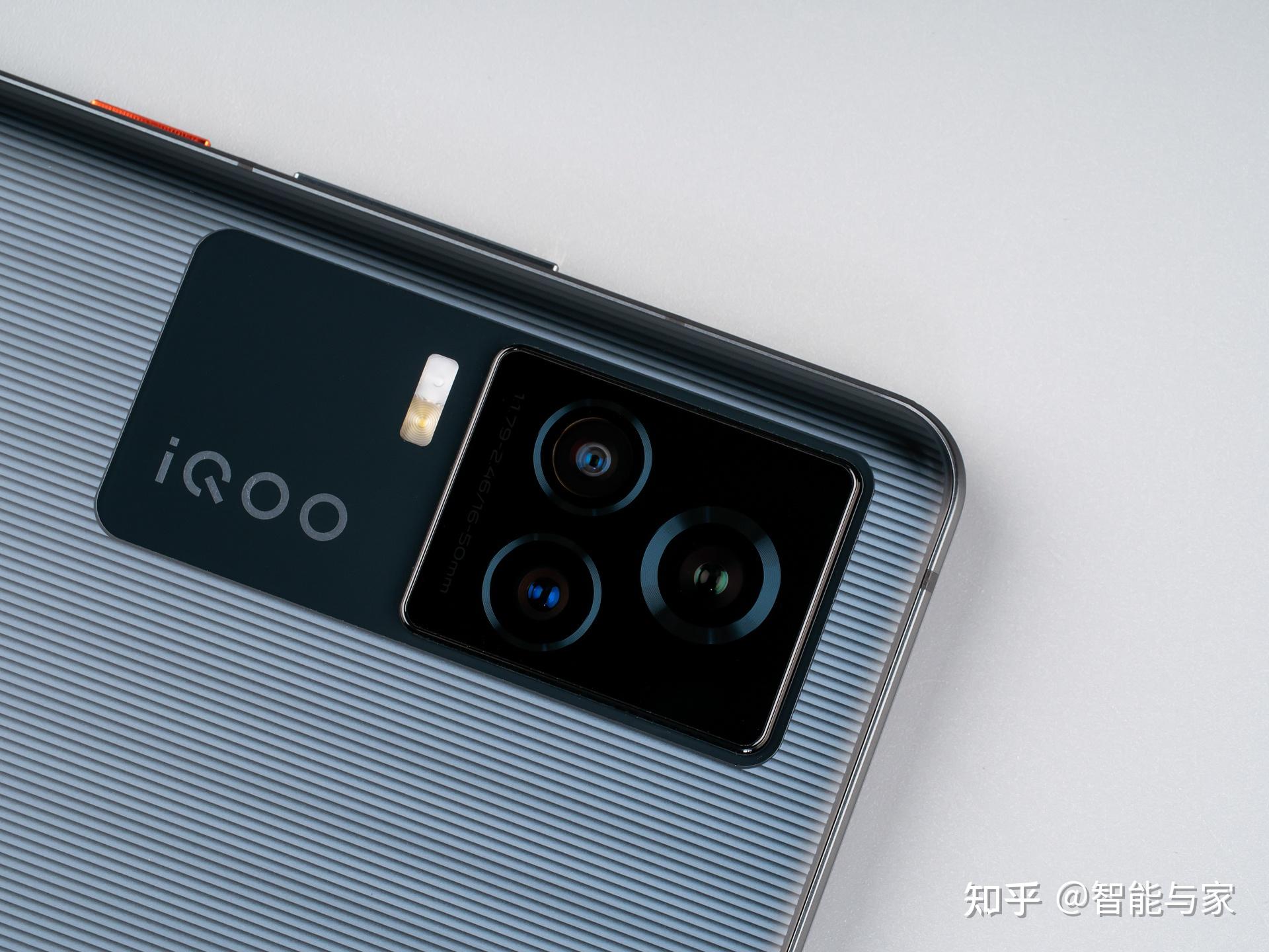 机身的前置摄像头采用了打孔设计,可以看到摄像头的孔径是非常小的