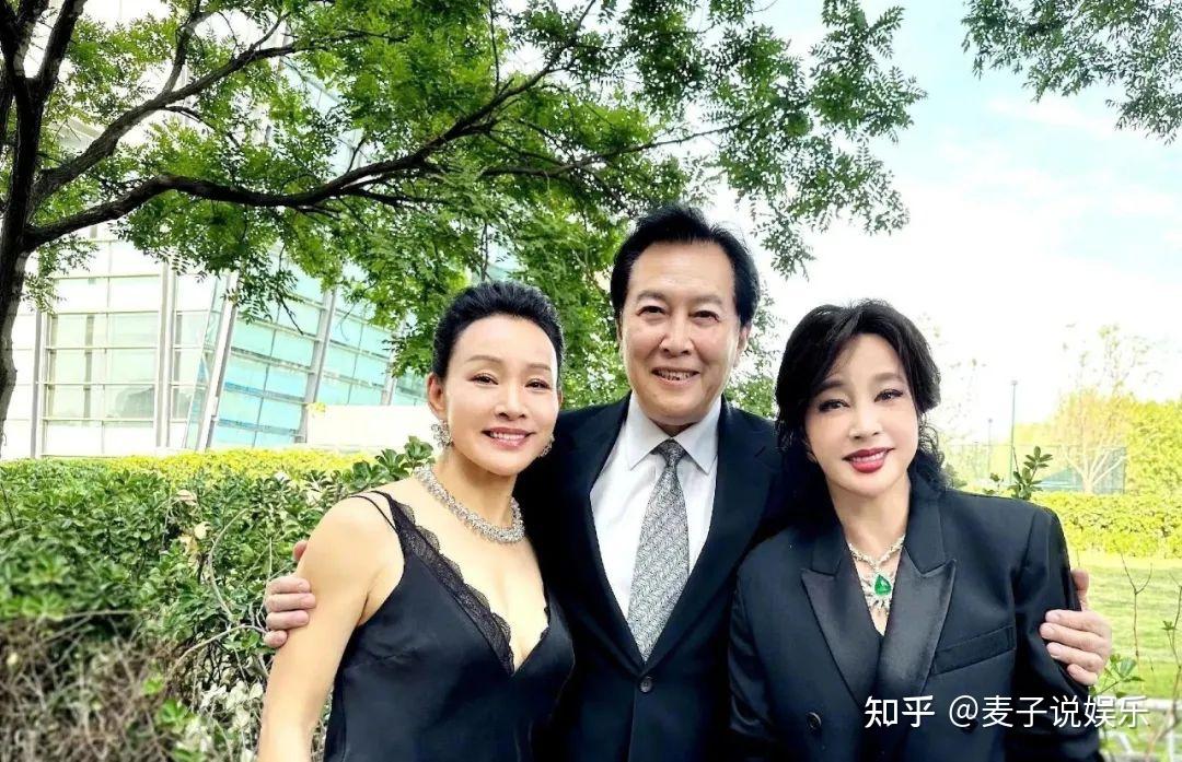 唐国强夫妇近况曝光与刘晓庆搂抱合影壮丽当众跪谢田华引热议