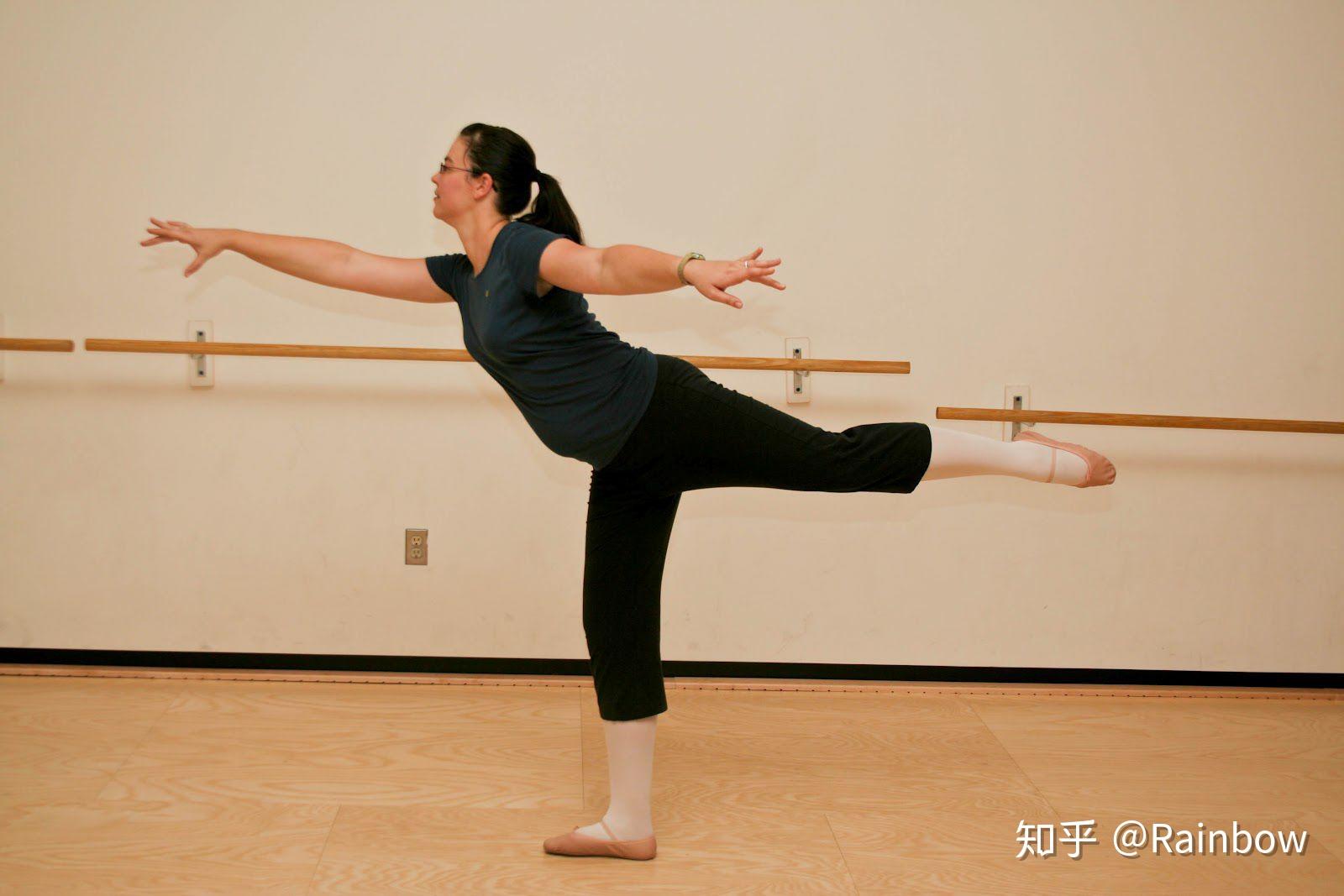 芭蕾中的阿拉贝斯克迎风展翅舞姿要怎么练才能做好看