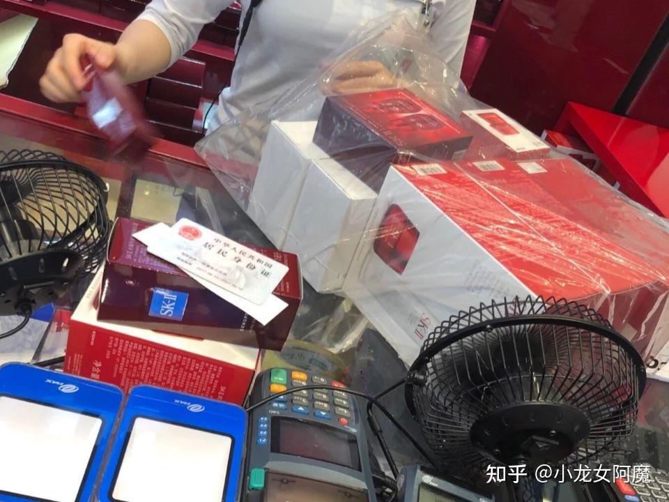 在奢侈品专柜做柜姐都有什么要求（柜姐穿a货进奢侈品店）-第2张图片-潮百科