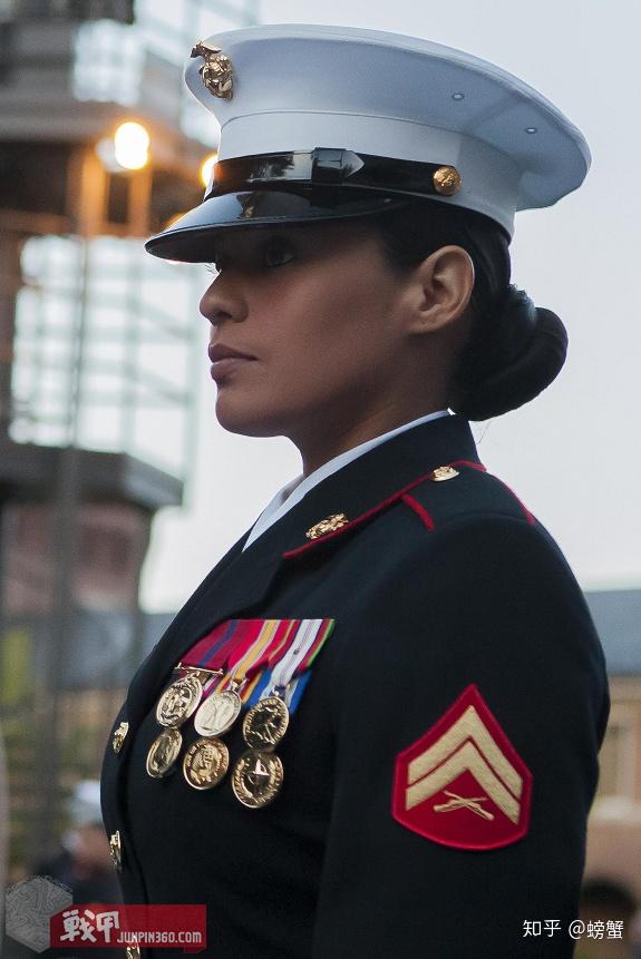 巾帼仪容——美军对于女军人的发饰要求