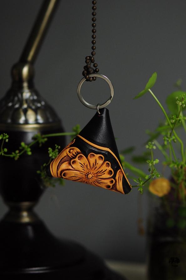 包包小挂件手工精美皮雕小挂件也能绽放大美丽