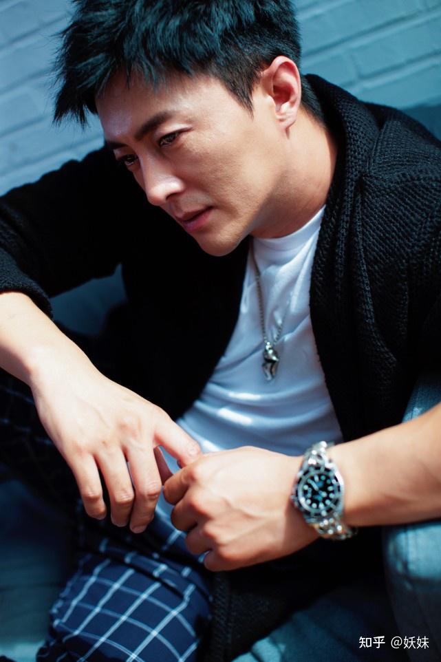 身为实力派演员,王铭藏在角色后,俯身人海中,只为塑造好每一个角色