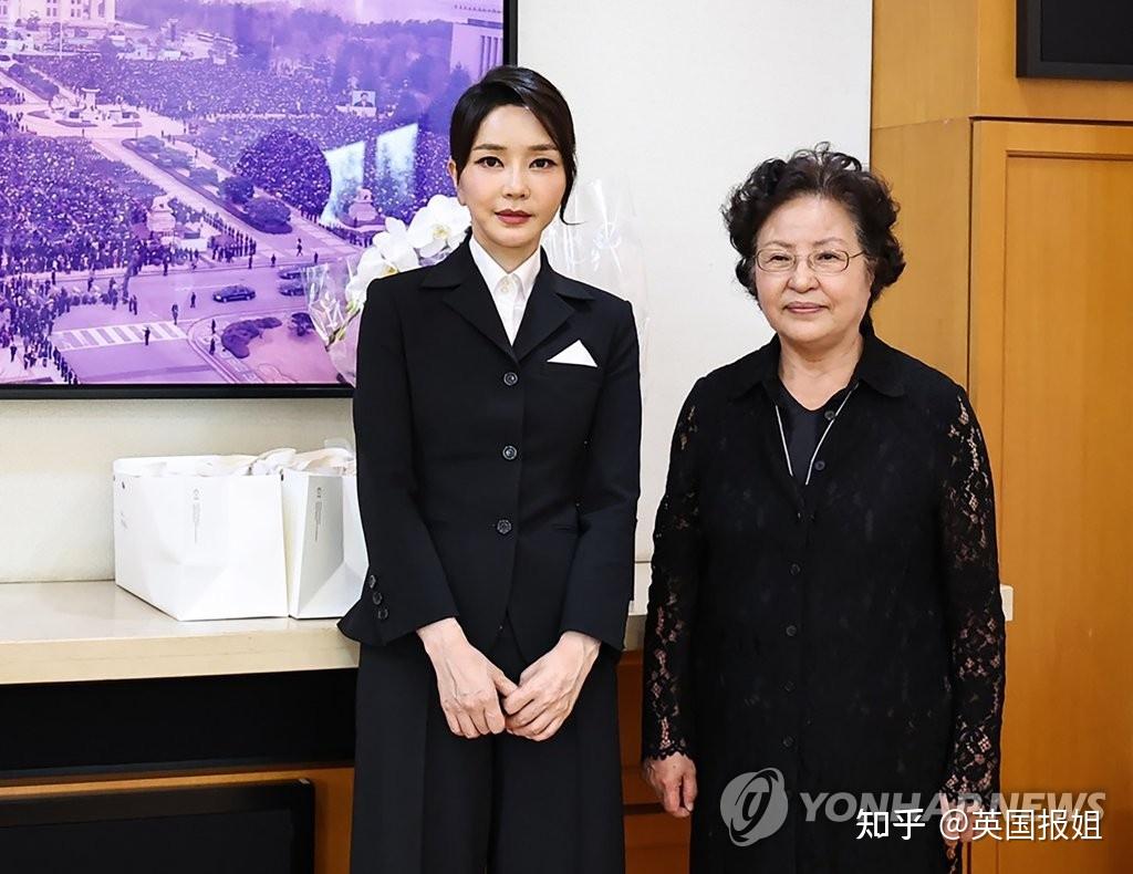 还有刚获得缓刑机会从大牢里出来的李明博,金正淑拜访了他的妻子金润