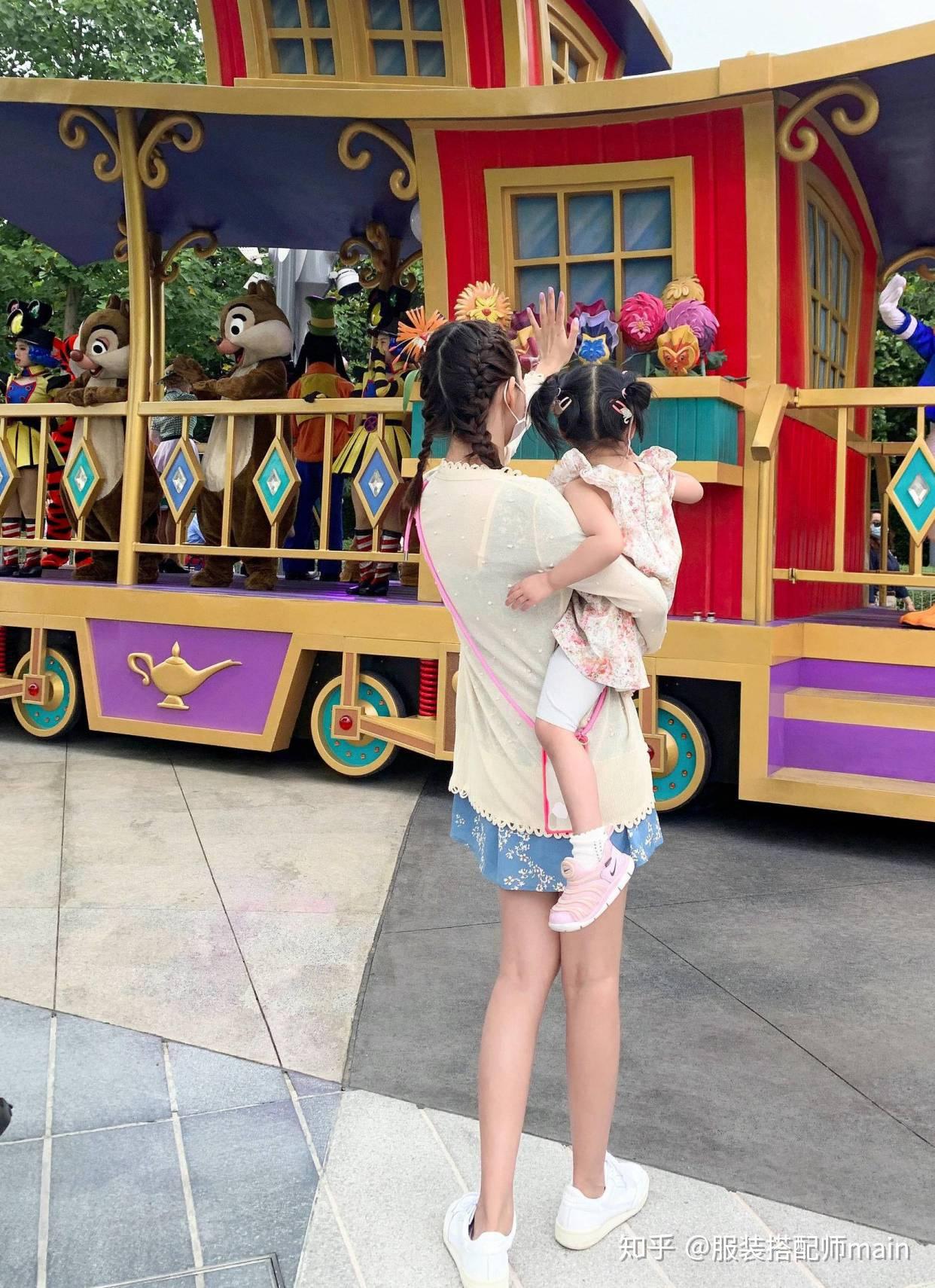 二胎辣妈张子萱贴心带娃4岁安安碎花裙配粉鞋绑双马尾好可爱