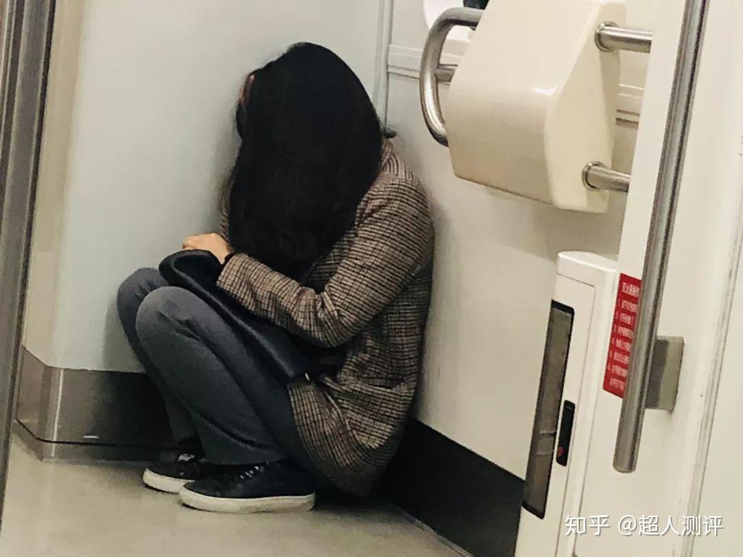 在深夜地铁,这样情绪外放的场景并不多见.