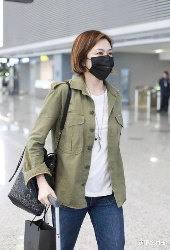 61岁关之琳剪了短发减龄20岁,穿绿外套配牛仔裤,完全没有大妈味