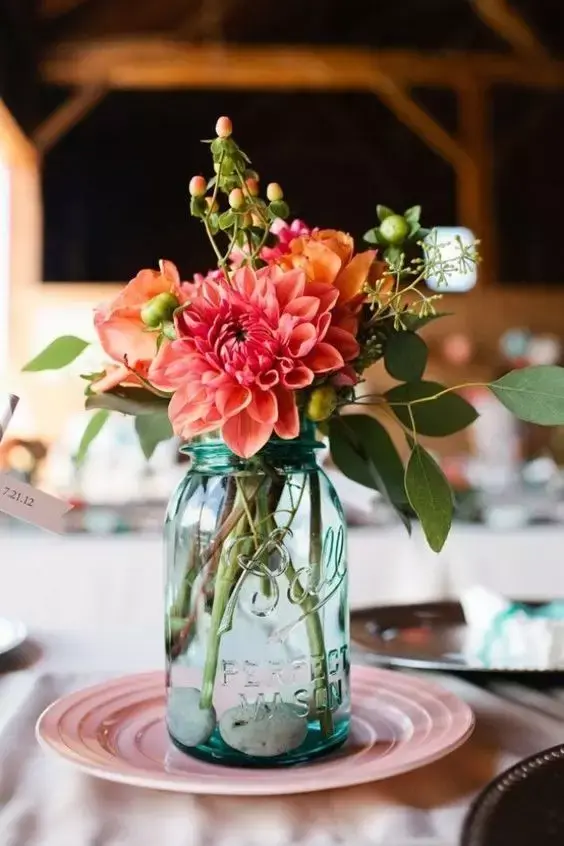tinted-mason-jars-food-coloring-and-modge-podge-tinted-mason-jars