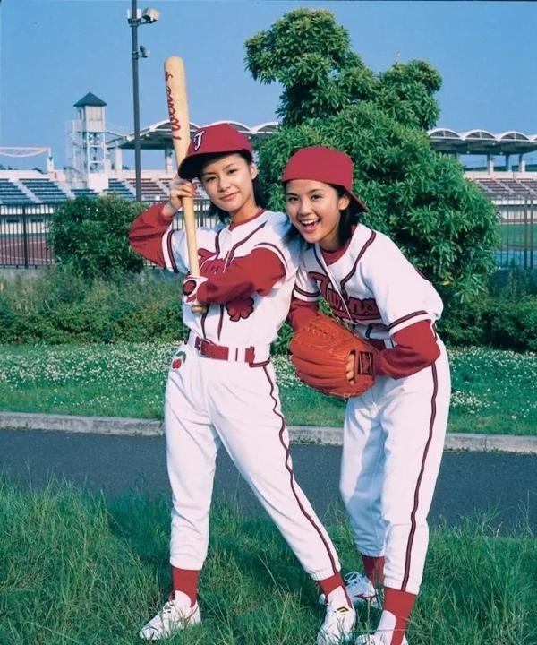 多张珍贵图片，重现Twins出道后的首次大型演唱会 - 知乎