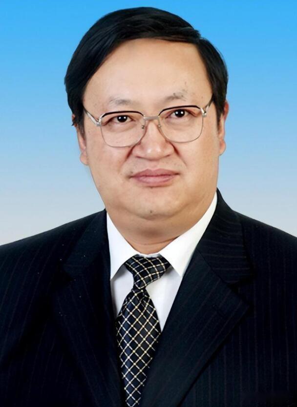 作为省政府办公厅的副主任,火荣贵更加老谋深算,在他身边伴驾的姜保红