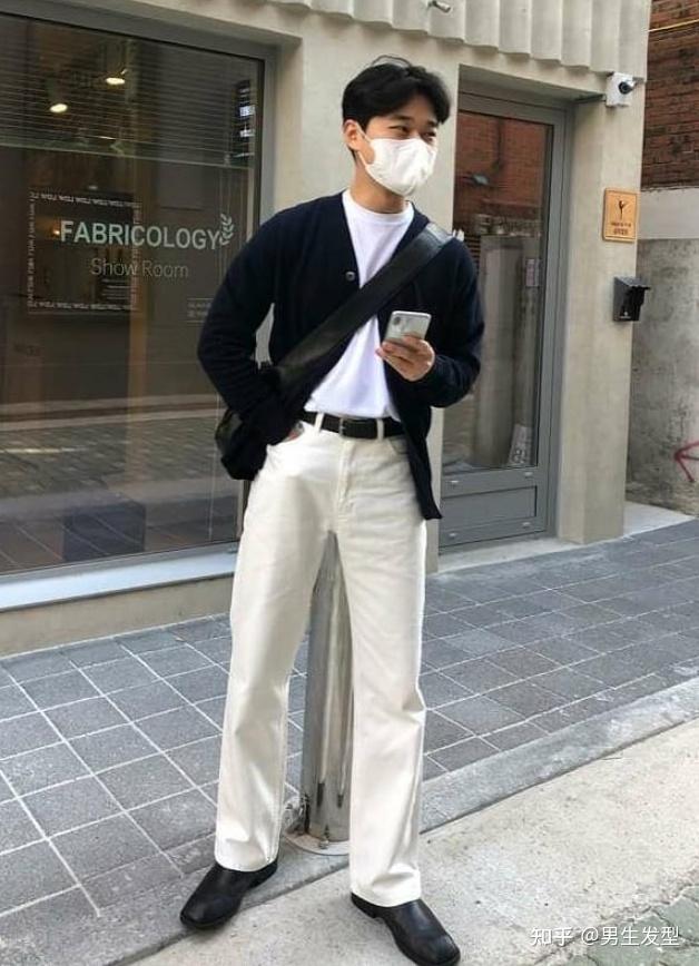 裤子则选择白色的西装裤,干净又利索.穿上黑色的皮鞋,让你的通勤风