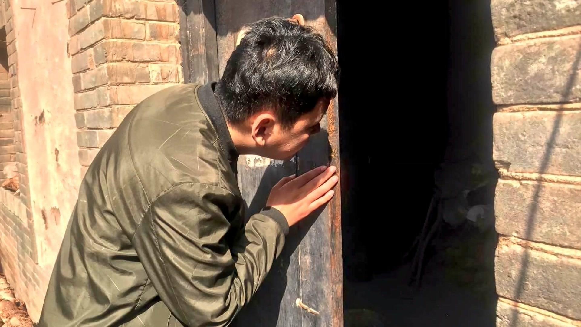 妻子瘫痪公公从不尿床老公起疑趴门缝偷看后泪流不止