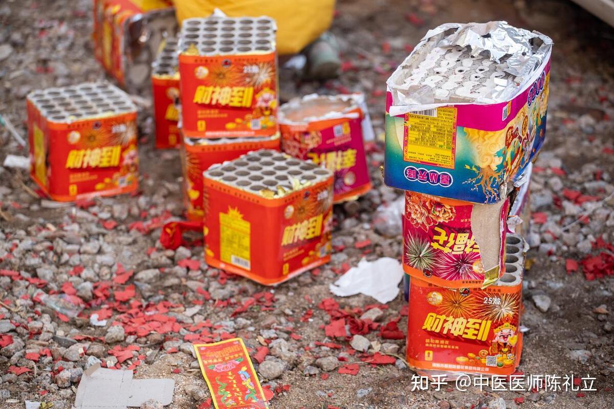 b) 人在放鞭炮的现场,耳朵,鼻子,皮肤,身体感知到现场有鞭炮爆炸,火药