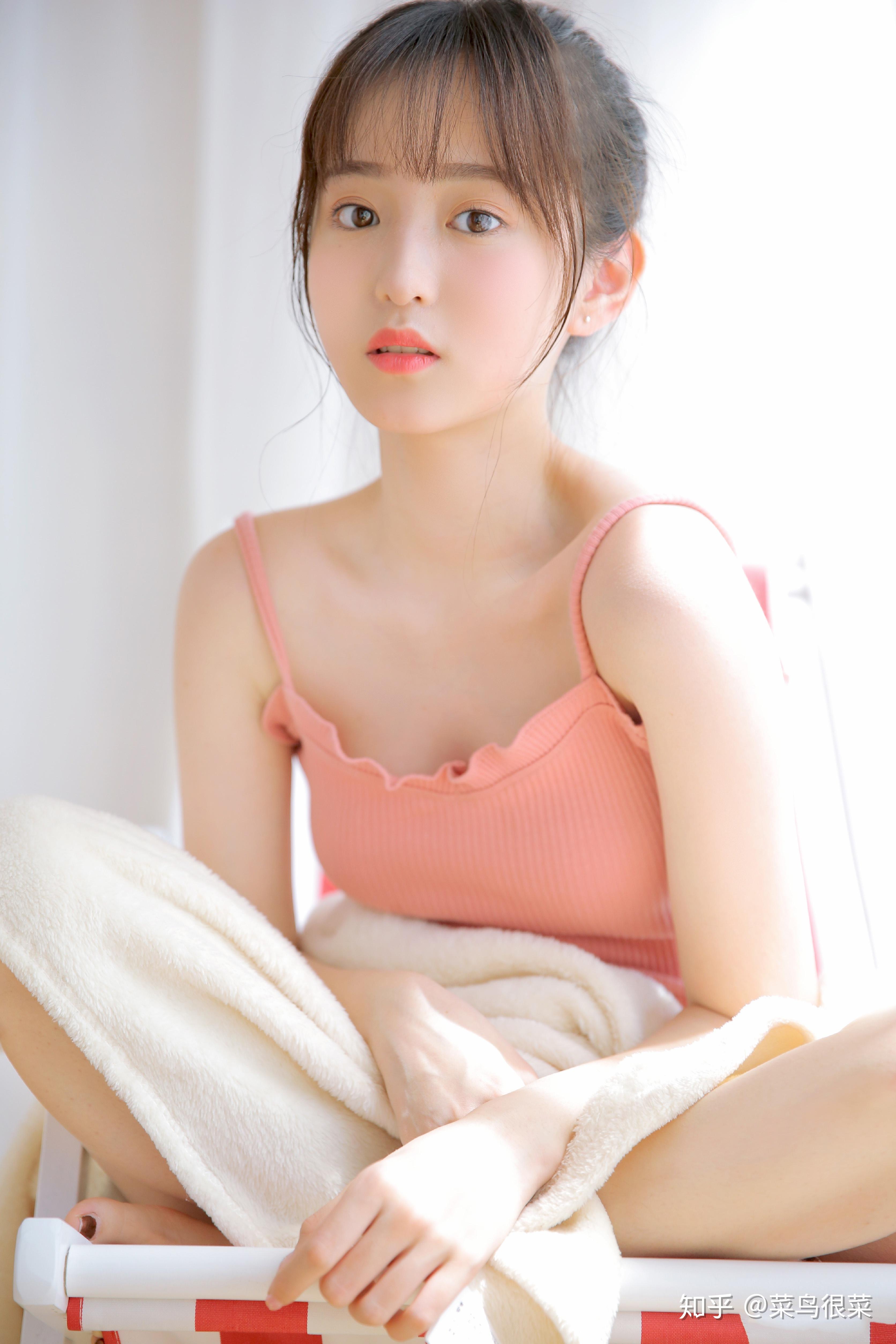 养眼美女清新脱俗粉嫩香肩骨感可爱的美女