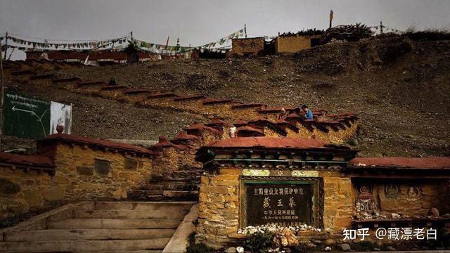 (2)大昭寺一座藏传佛教寺院,在拉萨有着"圣地"之誉,在藏传佛教中拥有