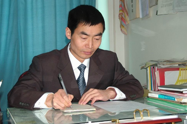 2017年6月,调任江油中学书记,校长