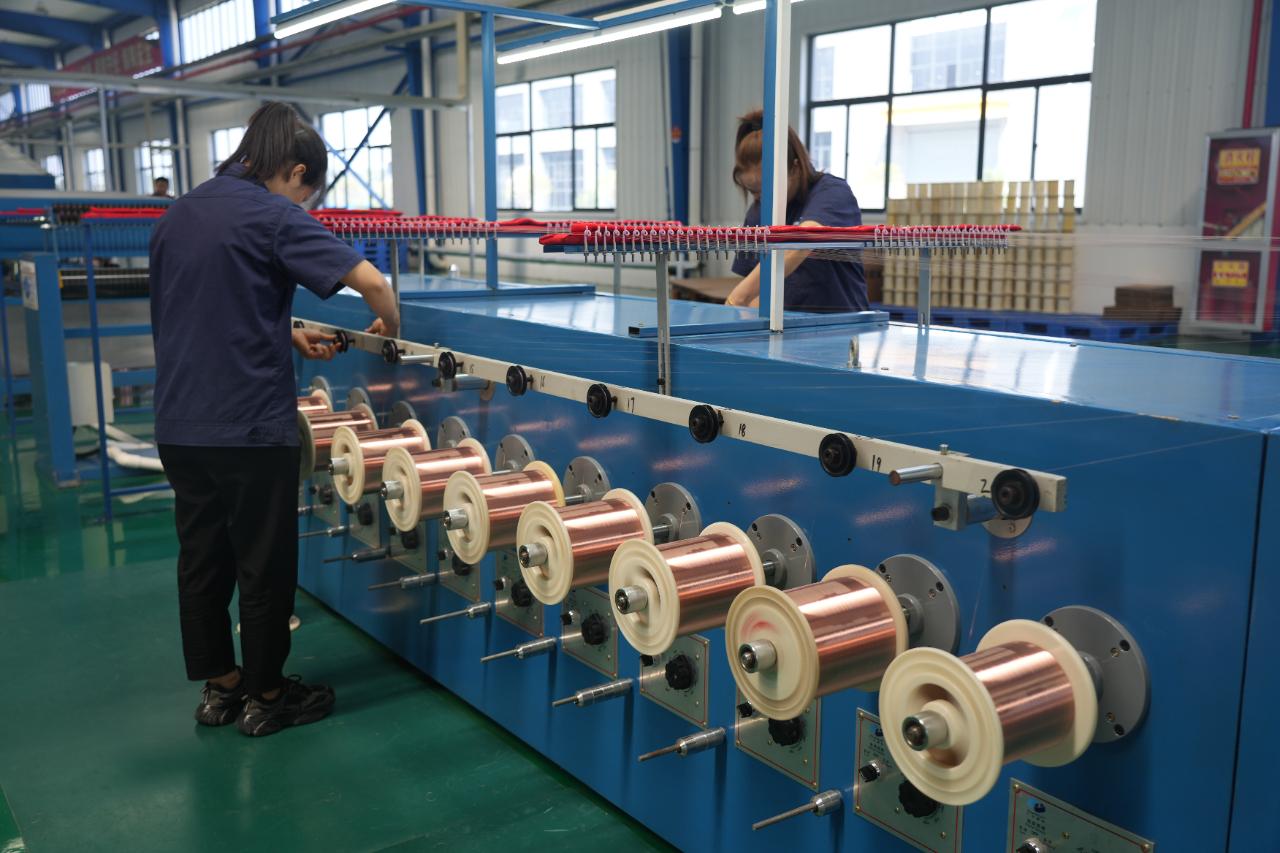 一根根比发丝还细的纤维铜线通过精密