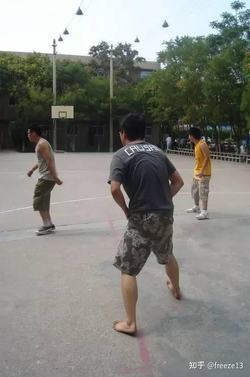 小时候打篮球的时候,很经常是拖鞋,甚至是"真皮鞋"赤脚直接上,还真