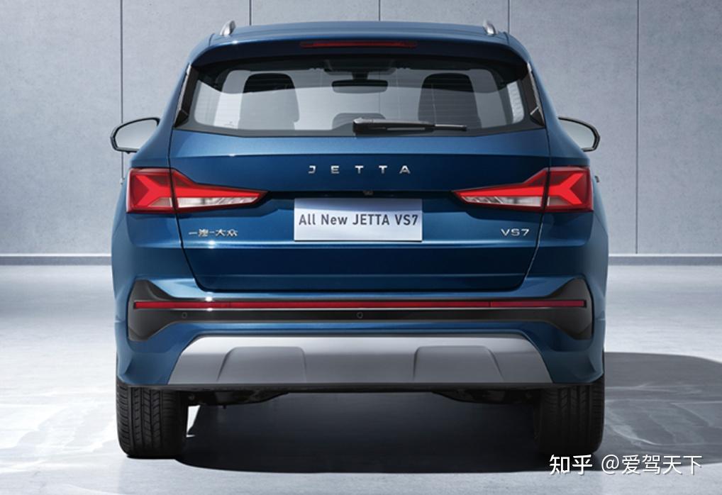 不过,新款捷达vs7取消了侧裙下方的熏黑饰板,改为与车身同样颜色的饰