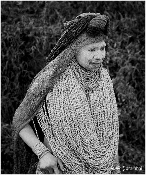 巴布亚新几内亚,1983年(jeff shea摄)这位来自巴布亚新几内亚的妇女的