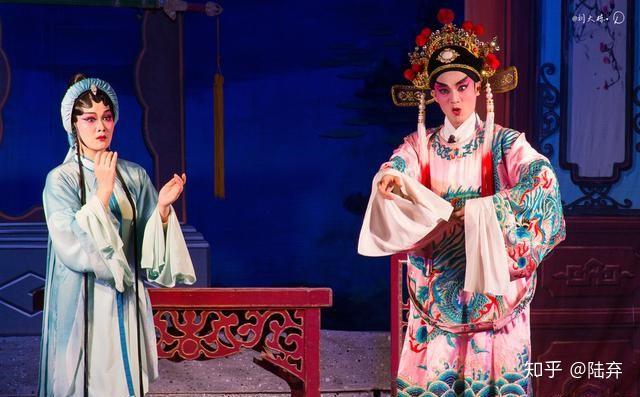 除了比武招亲和抛绣球招亲外,"同年大会"是贵族们招亲的最主要选择之