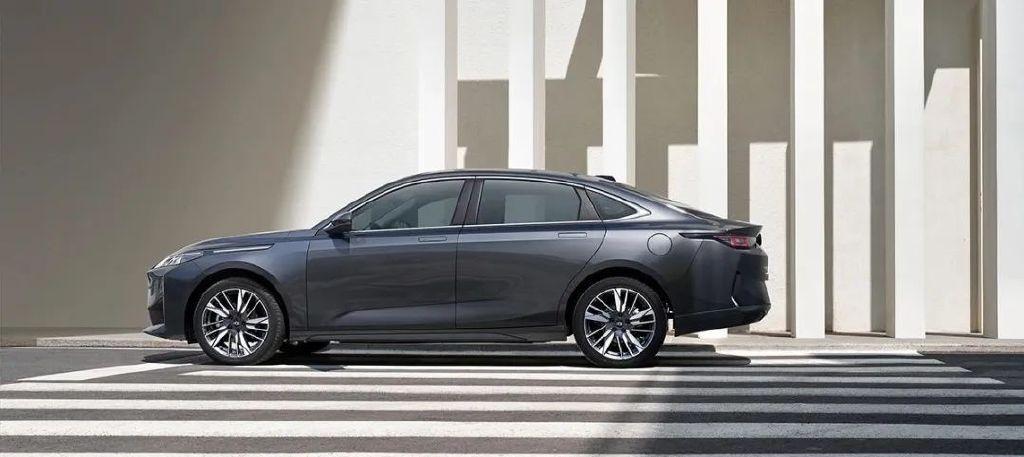 同门之下油电之争长安逸动plus和启源a05如何选