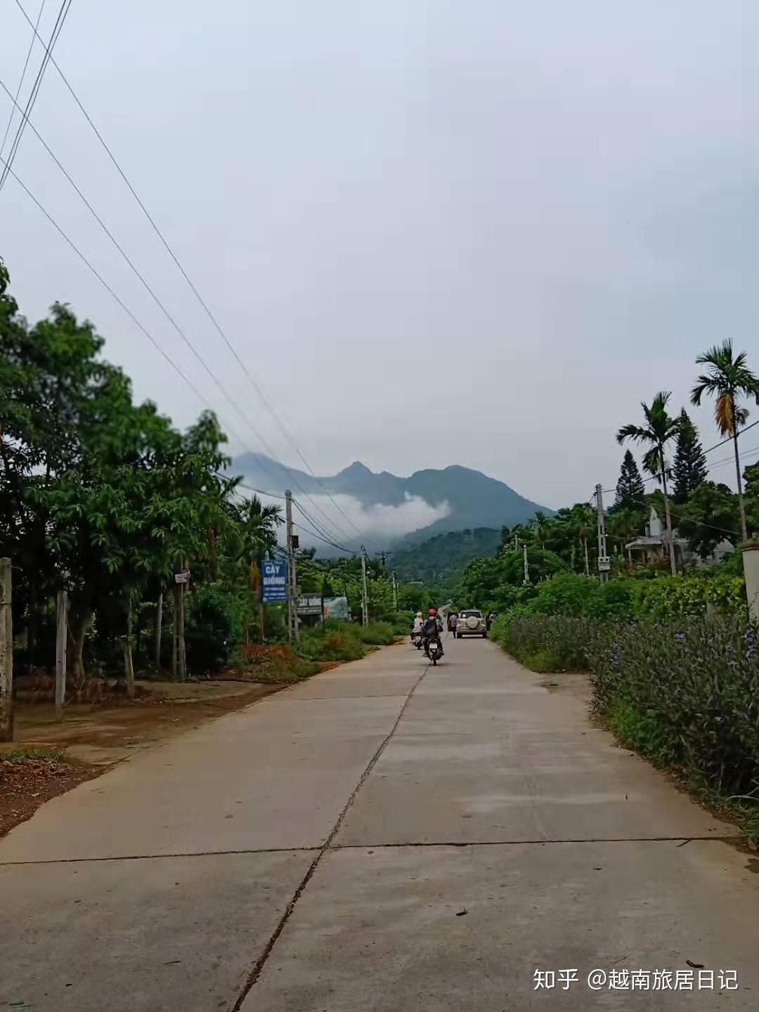 骑摩托车大概一个半小时,就能隐隐约约看到巴维国家公园的轮廓,云雾