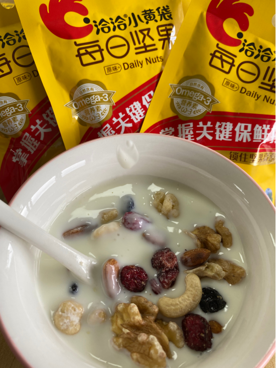 每口浓郁的酸奶配着坚果和果干一起吃,奶香浓郁,酸甜香脆,根本不亚于