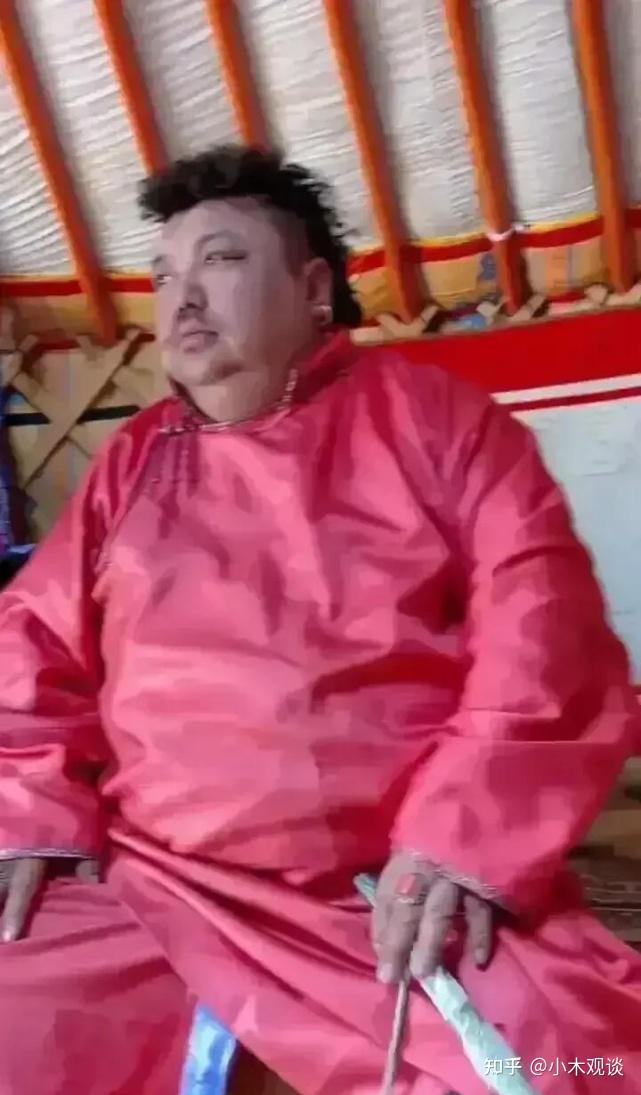 网红恩克用手拿着一坨羊尾油直接放到嘴里啃起来 - 知乎