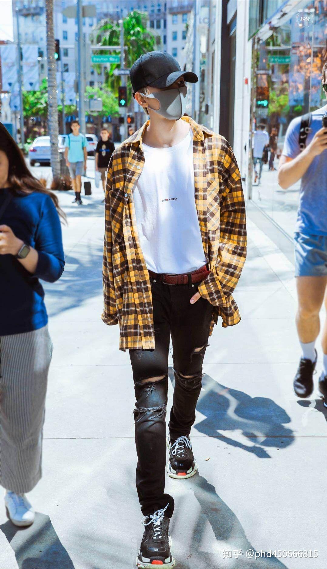 格子衬衫搭配破洞牛仔裤,潮流时尚