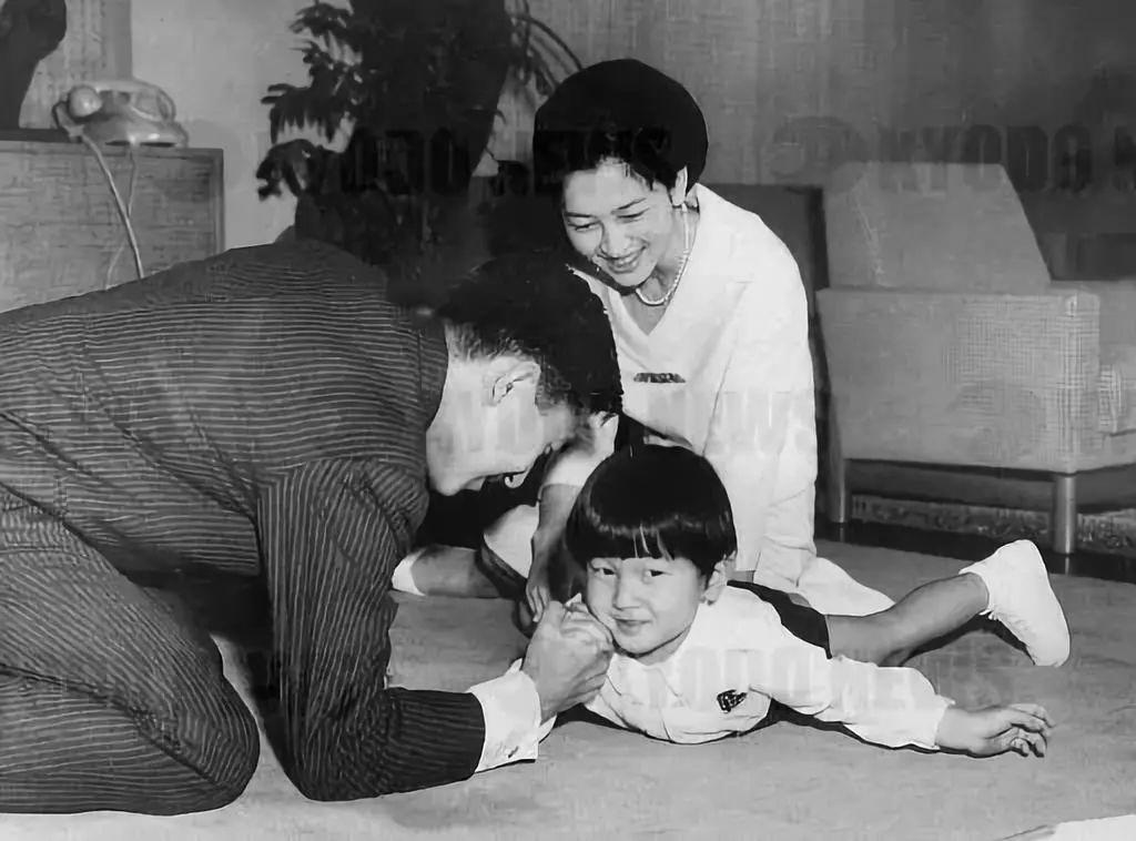 轻井泽度假;▼他们一共生了三个孩子,两男一女,明仁挨个教他们打网球