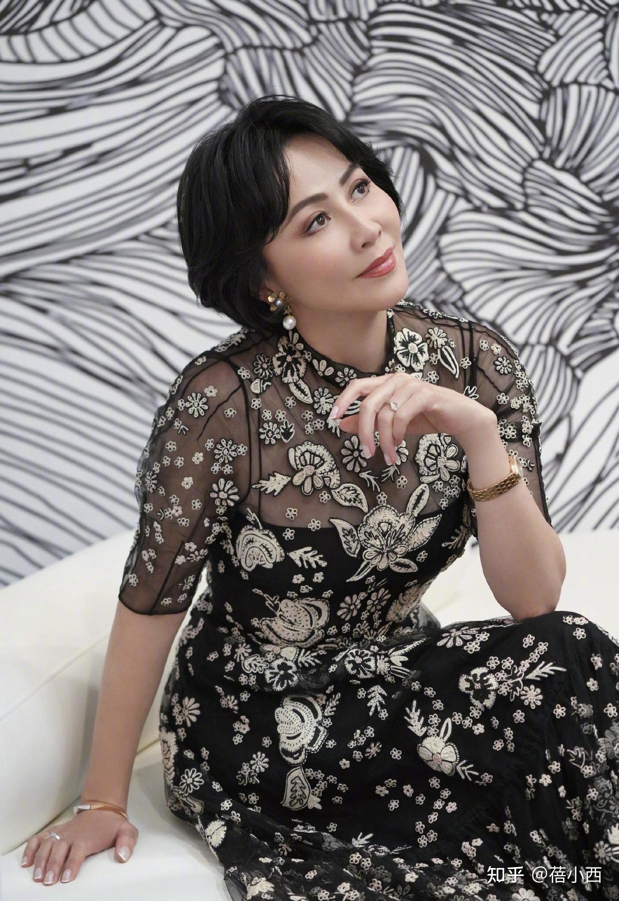 刘嘉玲真是50 女人的骄傲,穿黑色透视连衣裙,处处透露着高级