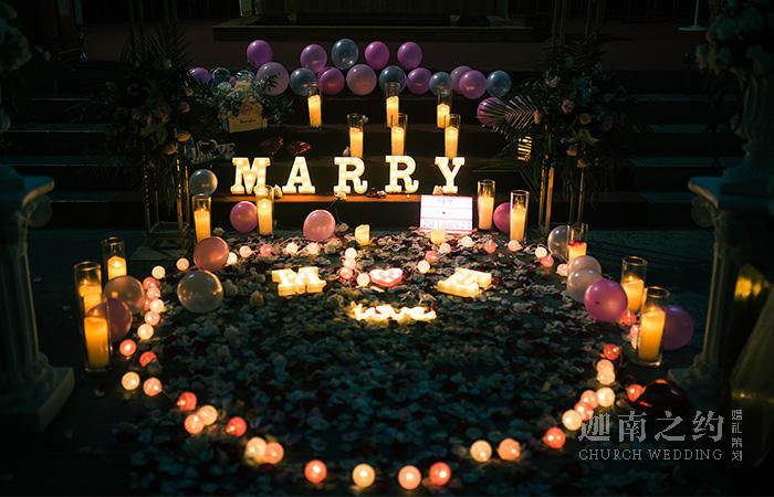 教堂求婚的浪漫感