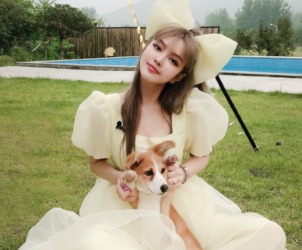 周扬青从网红到明星,回应与男子撑伞搂肩,《阳光姐妹淘》首秀