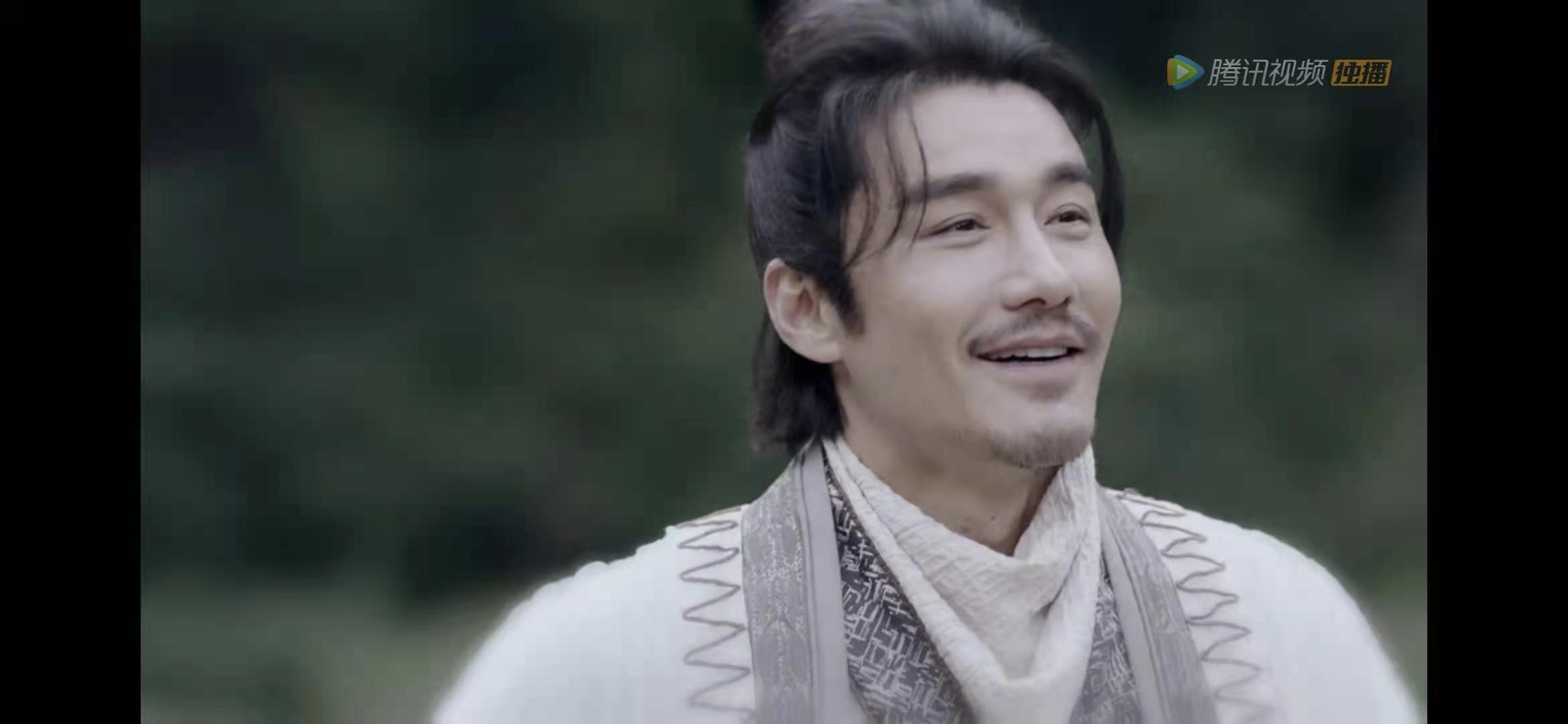 送她回华容找姐姐的路上,段九娘对英雄盖世又温柔成熟的李徵芳心暗许.