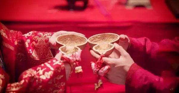 随着时间的迁移,现代婚礼上的合卺酒已经演变成了交杯酒,但却依然保留