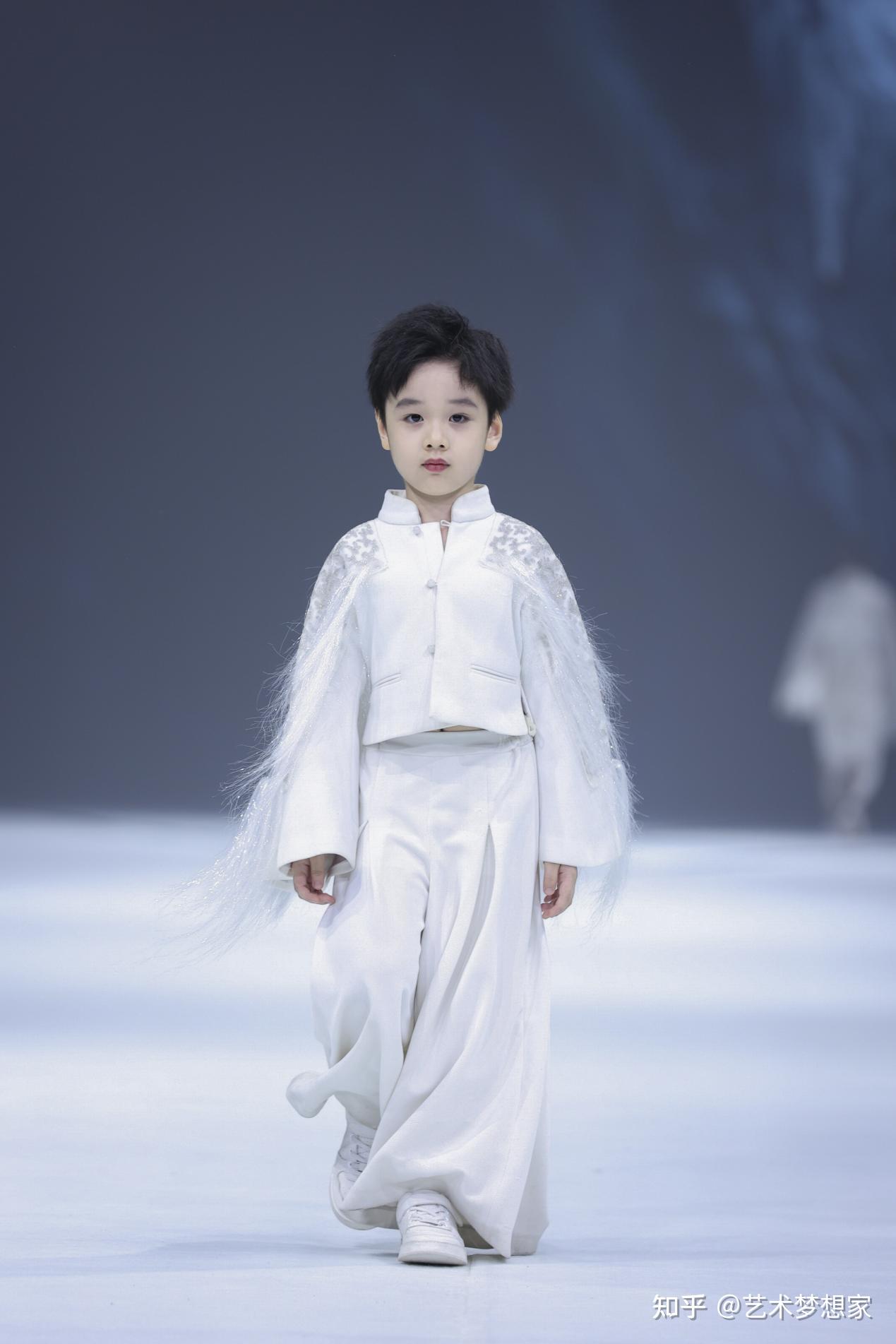 5岁童模王子睿三寸盛京钜星秀场身着高级定制如鹤志行