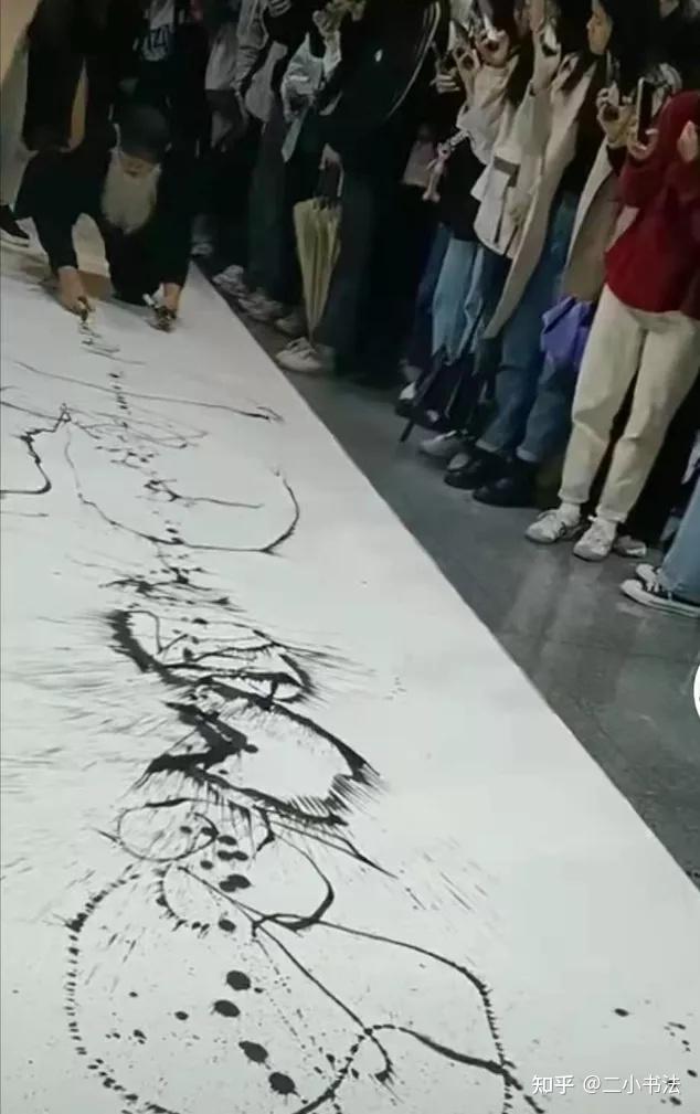 两位大师为高校师生表演书法针管拖布齐上阵