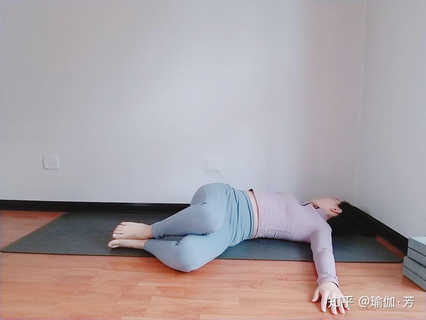 瑜伽体式精讲100讲初级瑜伽体式第10式卧扭转式