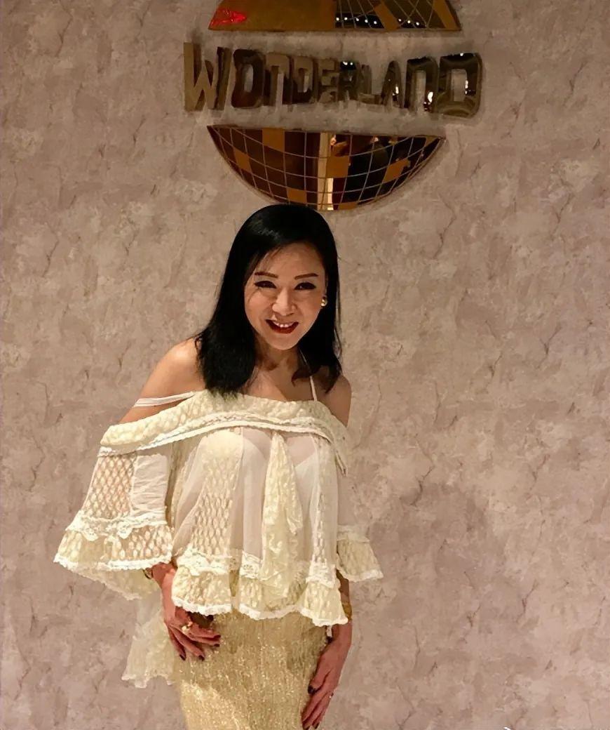 被魏秋桦老年的大胆穿搭惊艳了:一字肩,大漏背,透视装,真性感